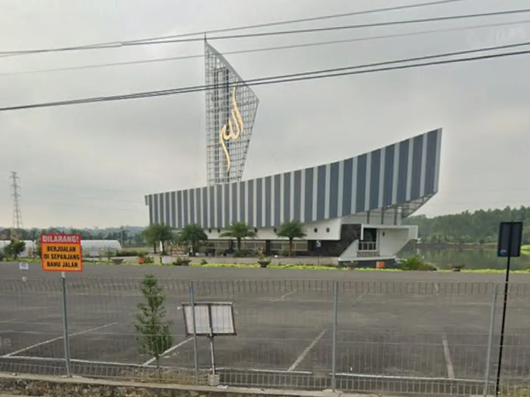 Masjid Baitul Aminin: Tempat Ibadah yang Menyatu dengan Kehidupan Warga Cilacap